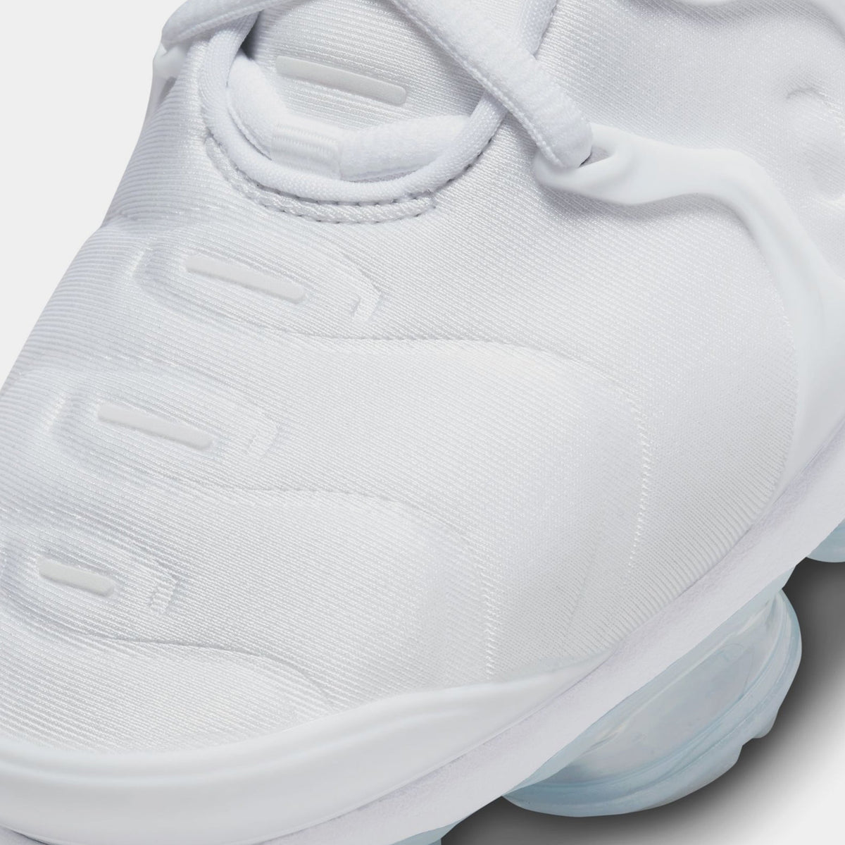 NIKE
AIR VAPORMAX PLUS WHITE
